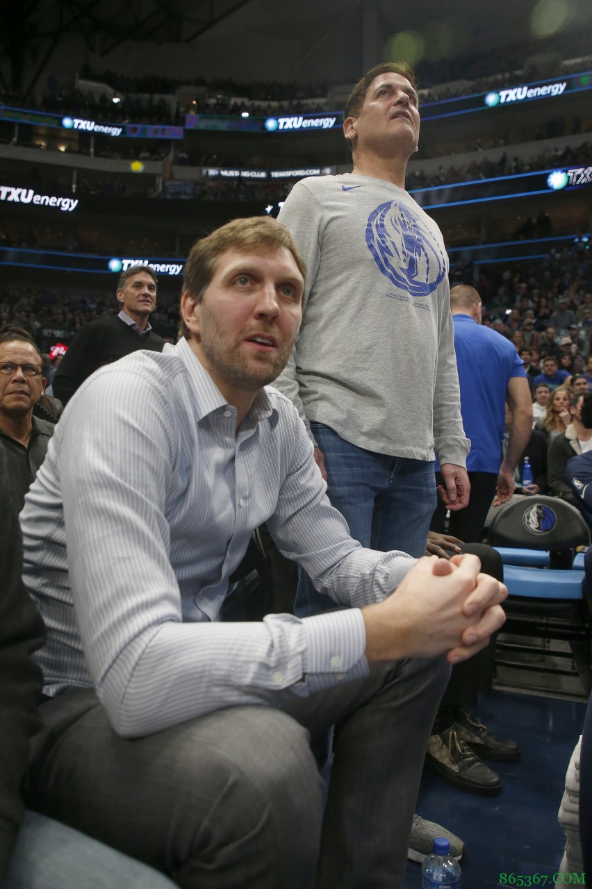 现场督战！诺维茨基和马克-库班来到大通中心观战西决G1