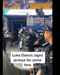 人气极高!东契奇宠粉时刻 耐心为球迷递过来的球衣签名