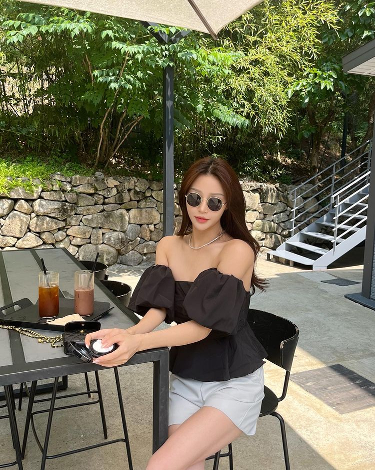 老板娘兼代言人!韩国网美《에르주》大眼美貌加上性感好曲线展现穿搭品味!