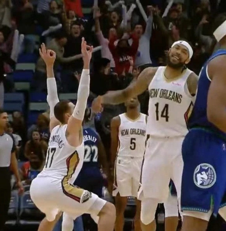 球迷自制鹈鹕海报仅瓦兰画风清奇！CJ吐槽：你们干嘛选这张?