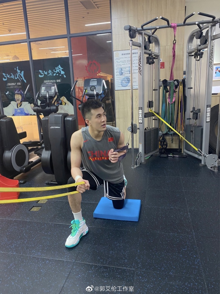 集训进行时!郭艾伦工作室微博晒照:训练、力量和康复治疗