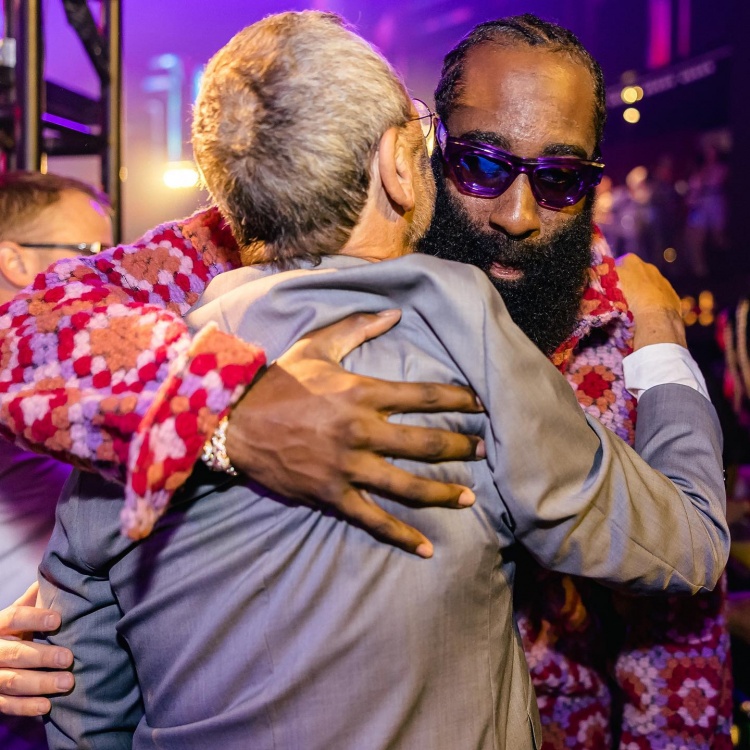 一家夜店更新IG 晒出于上周光临自家的哈登照片