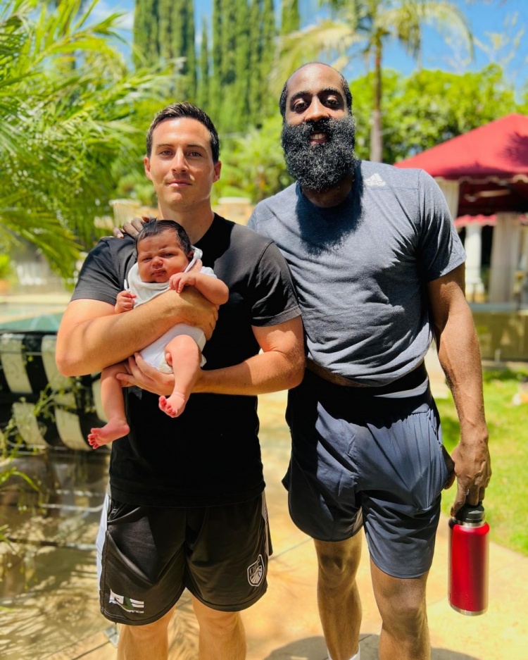 训练师晒照：很期待看到经过一整个休赛期的训练 哈登能做到什么