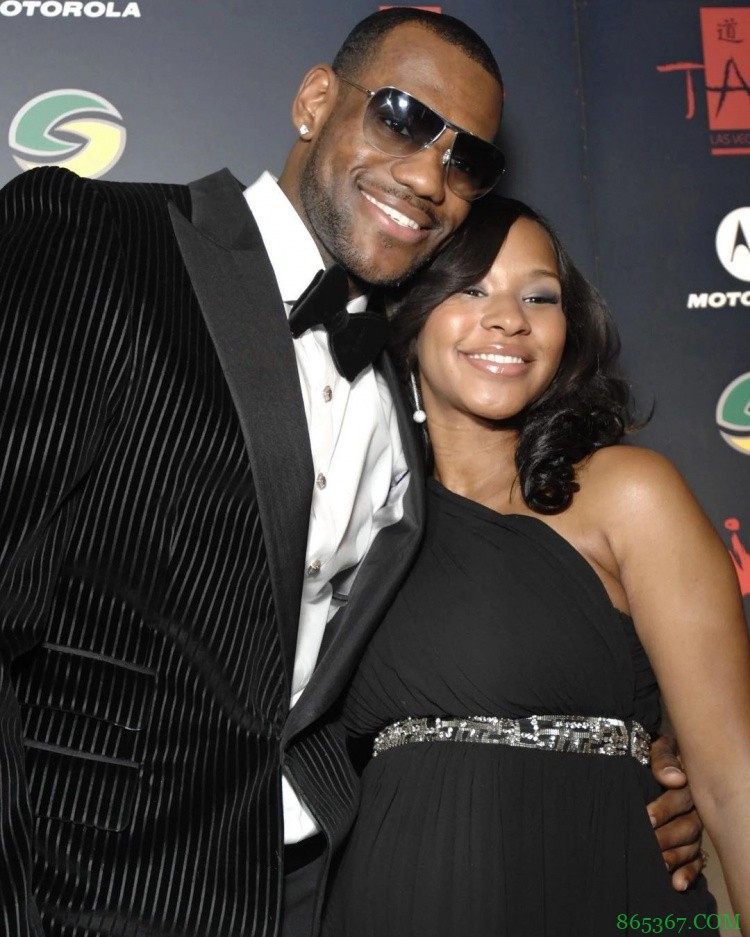 詹姆斯INS晒长文致妻子:想让世界知道 要是没有你我啥也不是?