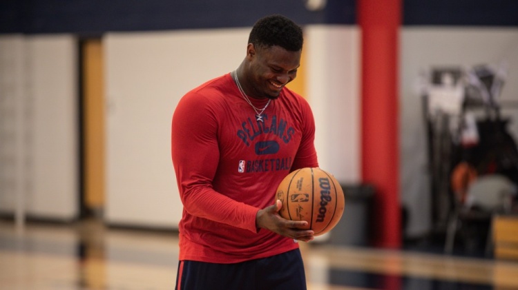 内部人士：锡安休赛期一直在鹈鹕训练馆训练 目前体型好得惊人