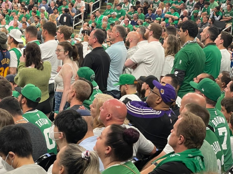 万绿丛中一点紫~凯尔特人主场惊现一位湖人球迷