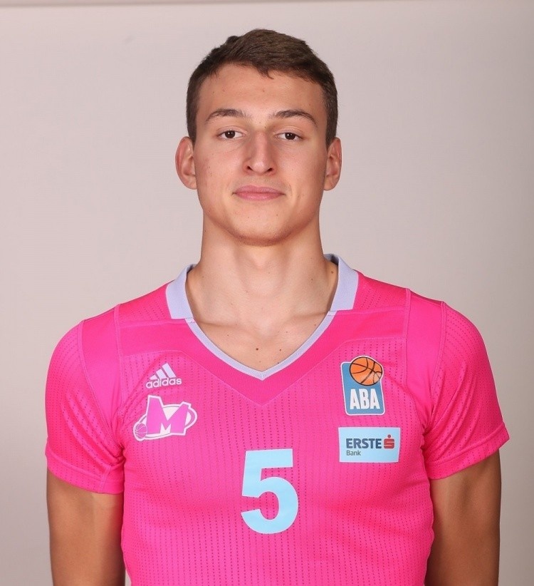 掘金今日试训约维奇 后者底角三分球11秒内4连中