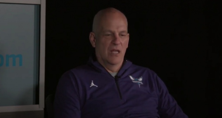 名记:国王聘请黄蜂助教杰-特里亚诺 加入迈克-布朗的教练团队