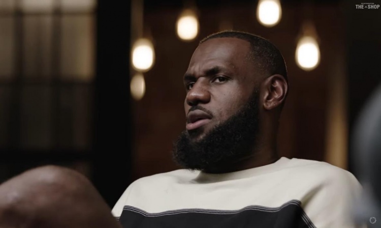 詹姆斯:一些媒体人整天在电视上讲我坏话 却又想跟我合影