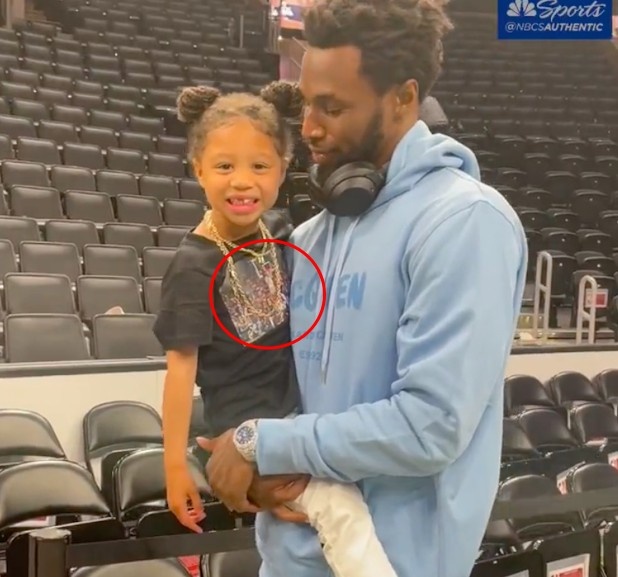 维金斯抱女儿接受采访 女儿身穿一件印有爸爸隔扣东契奇图案的T恤