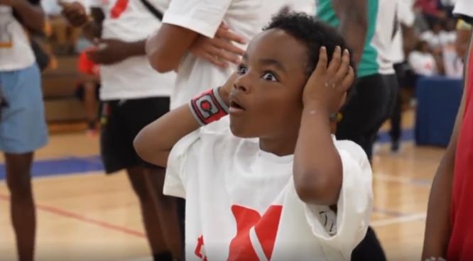 锡安现身其训练营秀暴扣 小学员被惊呆双手抱头