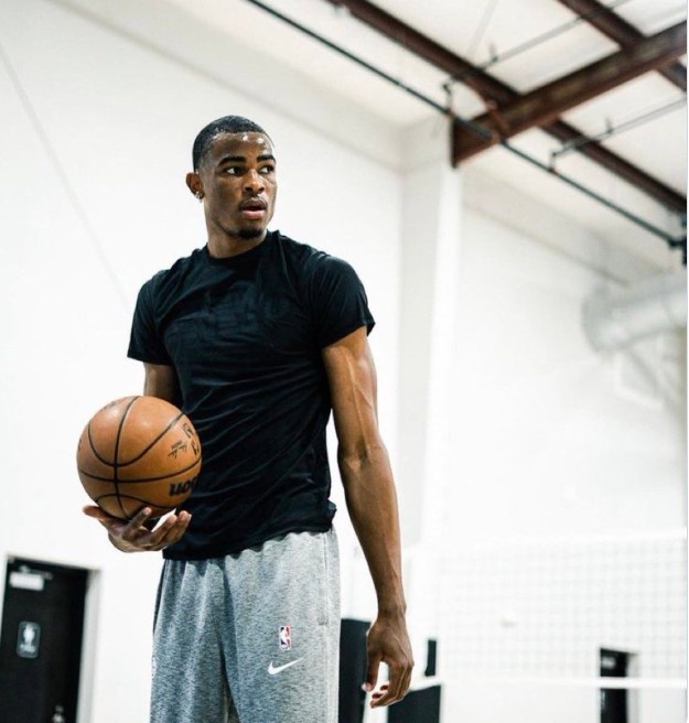 削发明志!篮网球员克拉克斯顿换发型 与此前相比判若两人!