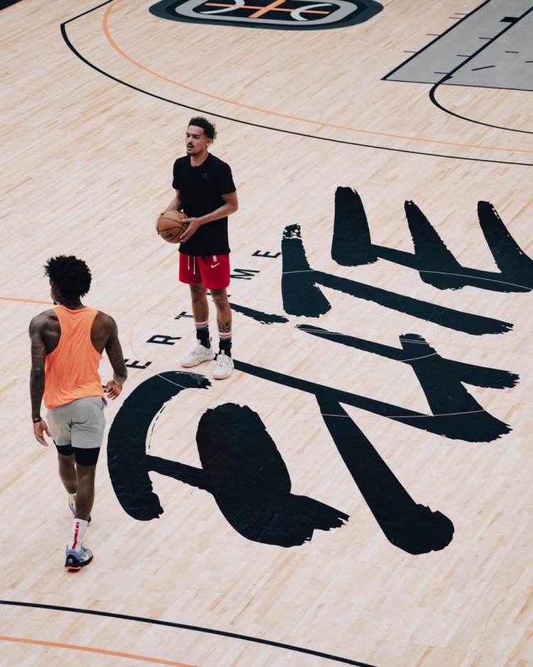 特雷-杨推特晒其打野球图片：休赛期的篮球