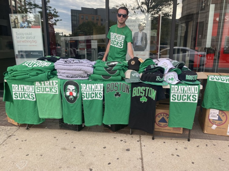 波士顿小贩卖T恤：追梦辣鸡&欧文辣鸡&欧文小丑！