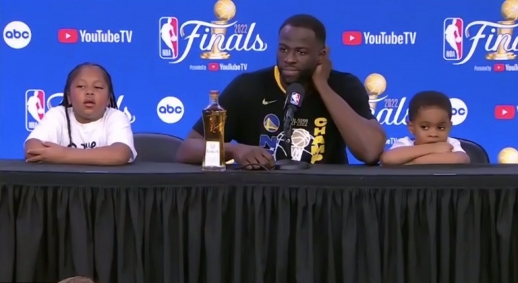 詹詹点赞!追梦拿掉佳得乐 换成好友詹姆斯的品牌酒