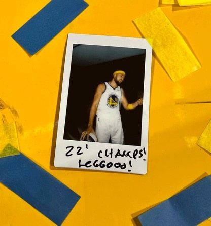 勇士官推晒克莱赛季初媒体日上写下的本赛季目标：2022年总冠军