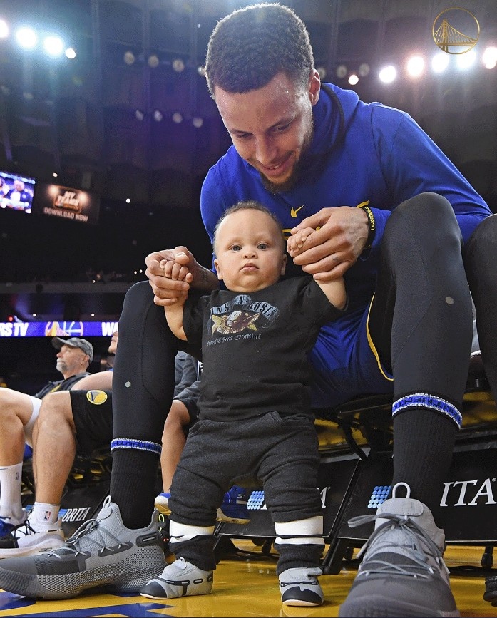 节日快乐！勇士官方晒库里与卡侬合影：MVP 超级英雄 父亲！