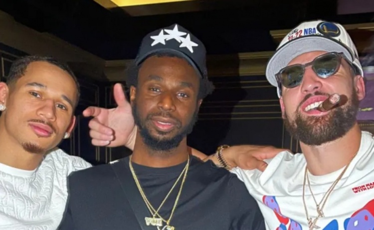 庆祝强度太大了！维金斯与克莱JTA合影 眼袋浮肿眼神迷离