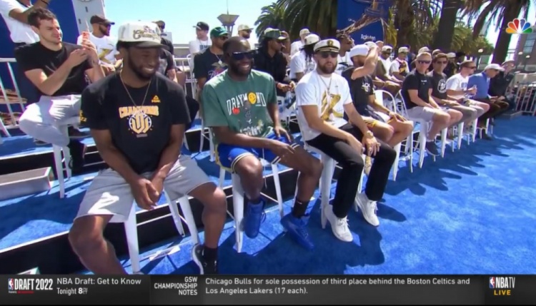 冠军游行：克莱船长造型亮相 全场为库里送上MVP呼声