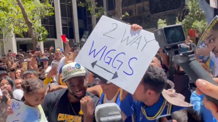 冠军游行:球迷围着维金斯高喊“攻防一体” 维金斯笑容温暖纯真