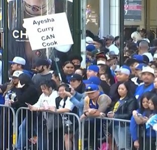 ?冠军游行:勇士球迷朝库里老婆高呼 你会做饭!!!