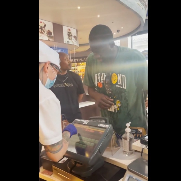 ?冠军游行中间 追梦暂停缓缓来到旁边商店买冰淇淋