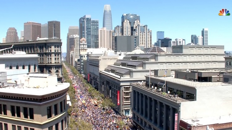 勇士冠军游行 最后一辆克莱+波特彩车被巨量球迷包围