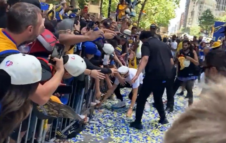 冠军游行：克莱和球迷忘情庆祝 差点把自己的冠军戒指给扔了