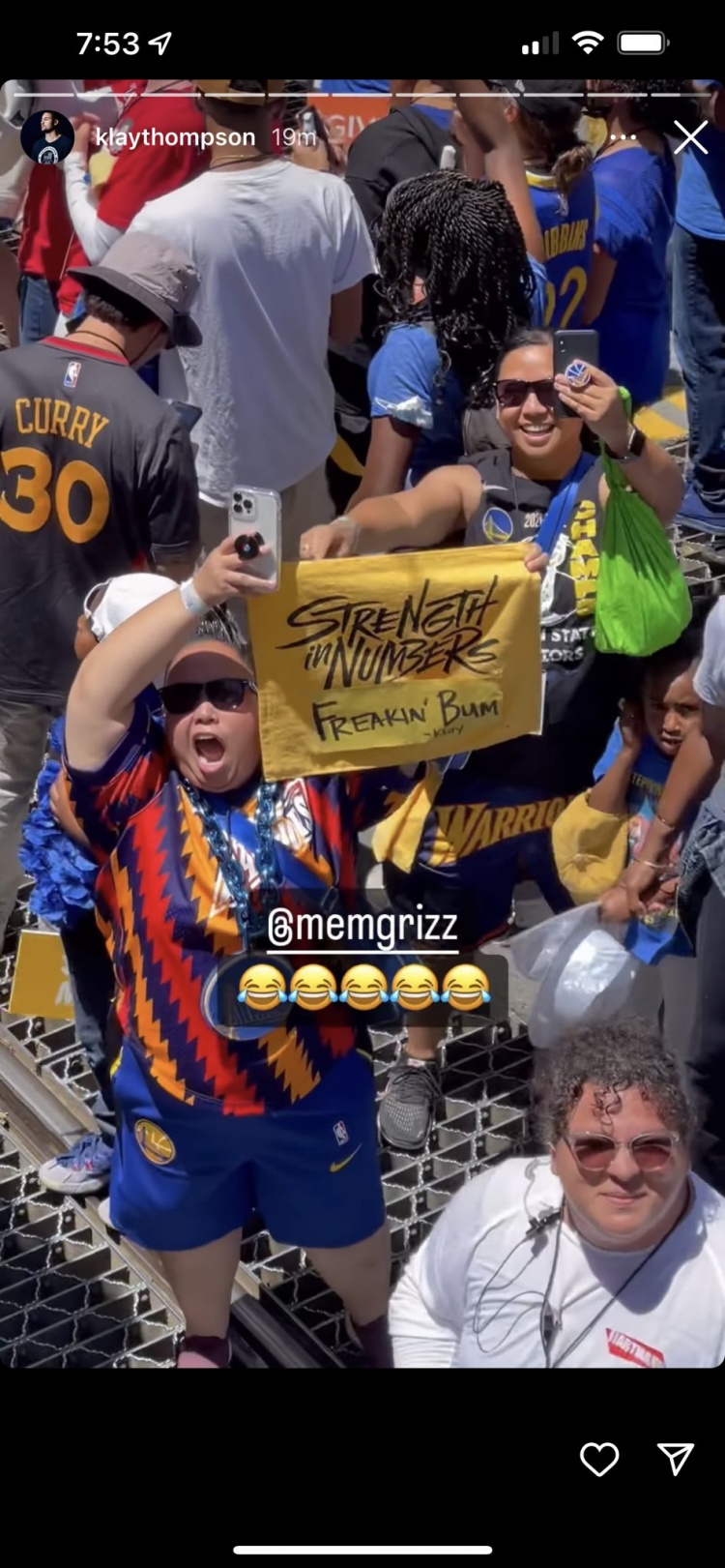 球迷举克莱回击JJJ嘲讽小旗子 克莱转发@灰熊官方：??