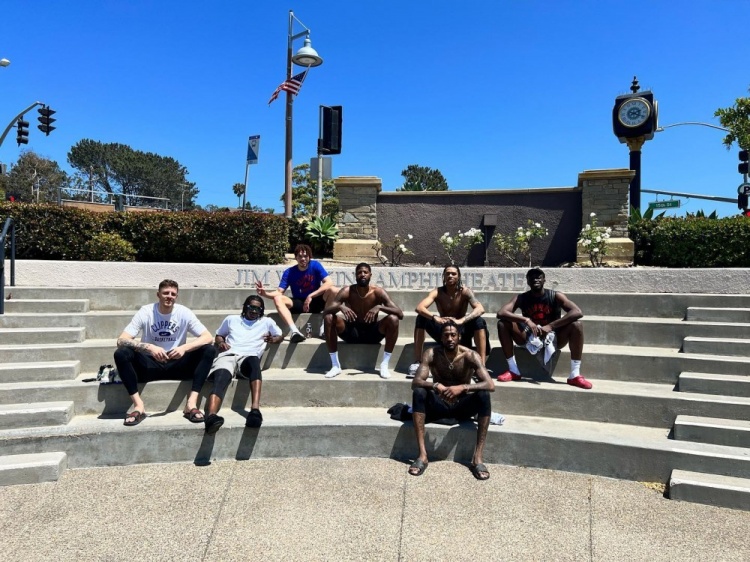 乔治晒与队友合照 贝弗利:TMD疯了 曾经这样的活动都会喊上我!