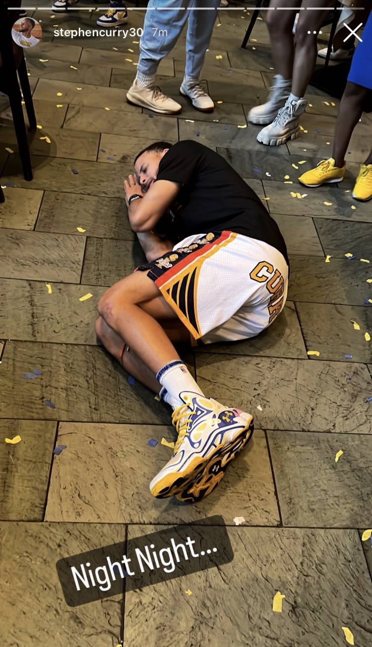 库里INS晒出自己躺在地上做“晚安”动作照片并配文：晚安安