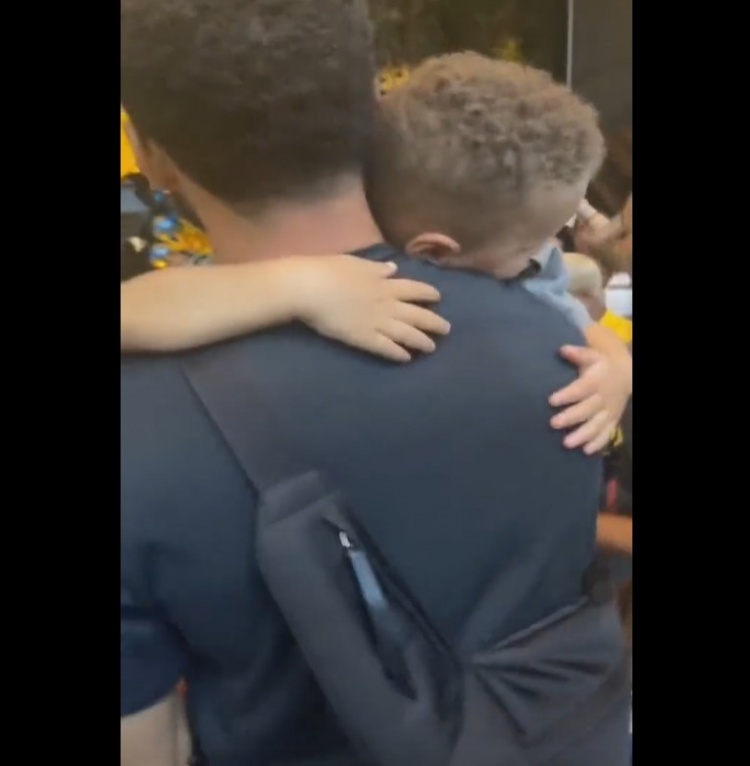 ?冠军游行后酒吧派对 库里抱着似乎睡着的小卡农一起摇