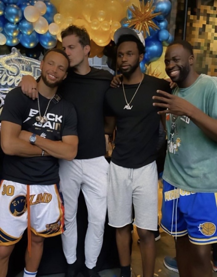 ?这家伙必有问题!勇士球员酒吧合影 别利察亲库里脑袋