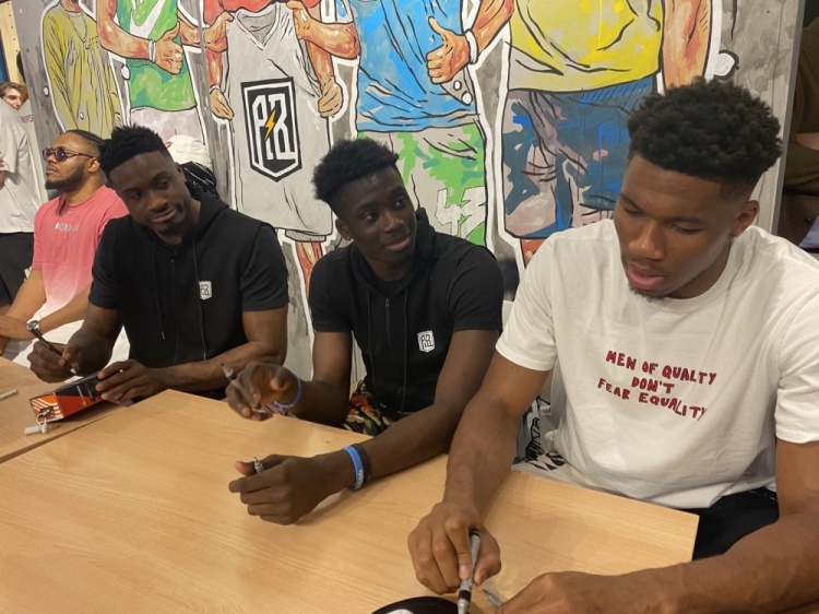 字母三兄弟现身雅典机场 周围群众高呼MVP