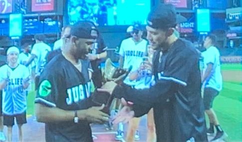 保罗参加慈善垒球赛打出本垒打 赛后布克为其颁发MVP奖杯