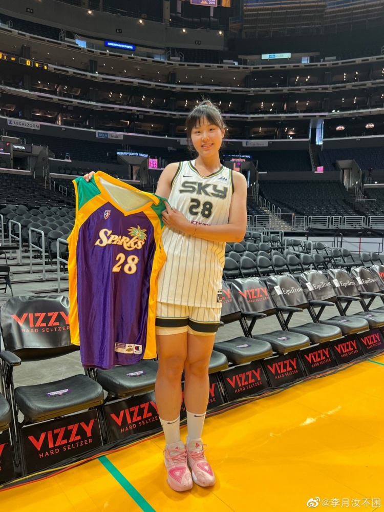 李月汝：很荣幸和前辈郑海霞的球衣拍照 詹姆斯&浓眉我都防不住