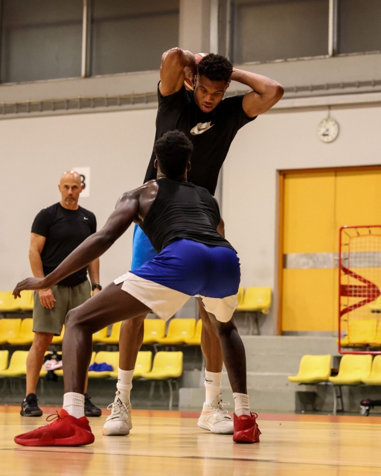 字母哥晒出与弟弟亚历克斯的单挑照：和小弟一次很棒的对决