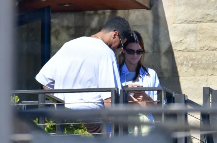 没有分手！TMZ：布克&詹娜在马里布市酒吧现身约会