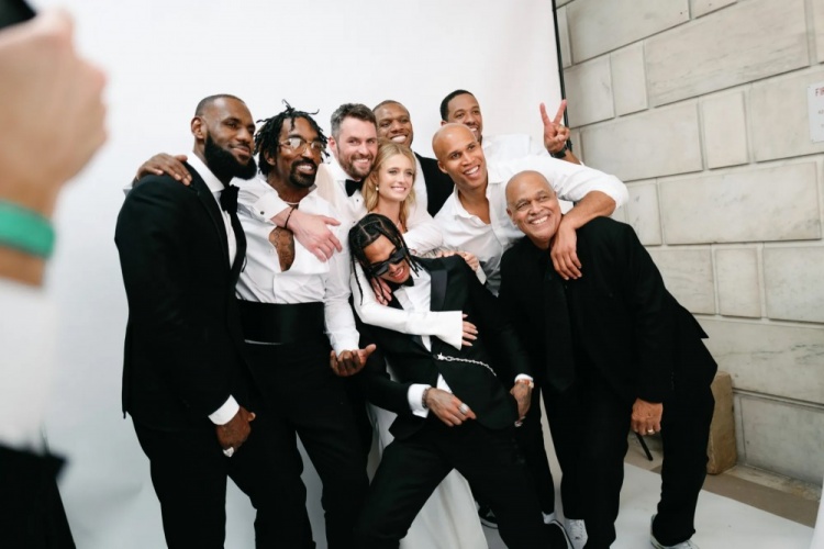 老友重聚!詹姆斯、JR等多名前骑士球员在乐福婚礼与两位新人合影