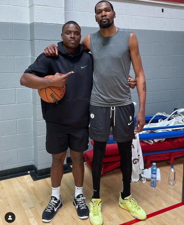 苦练开始！知名投篮训练师晒与杜兰特合照：继续做自己！?