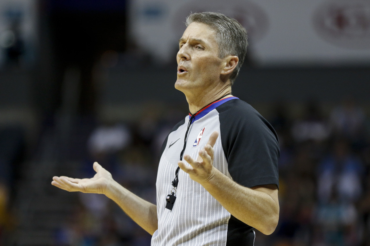 球迷锐评福斯特:北美其他联盟的裁判有像他这么出名的吗?