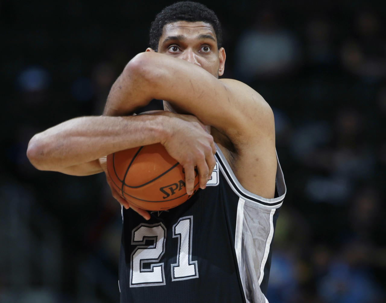 19年前的今天:马刺夺冠夜邓肯狂揽21分20板10助8帽 历史唯一