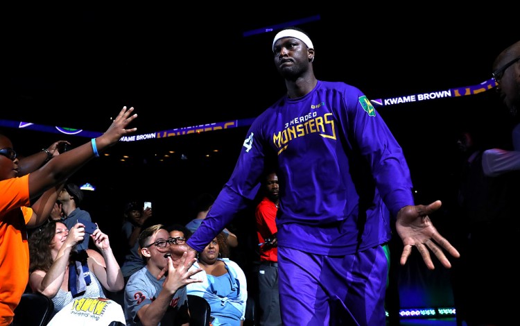 阿里纳斯：夸梅-布朗TM的就是个酒鬼 公认的球队毒瘤