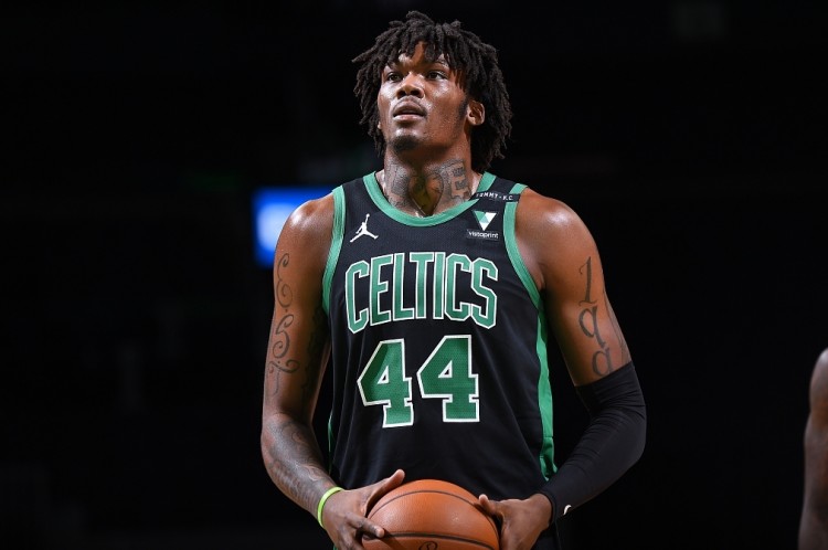 Haynes:对阵热火系列赛期间 罗威曾多次接受膝盖积液抽取治疗