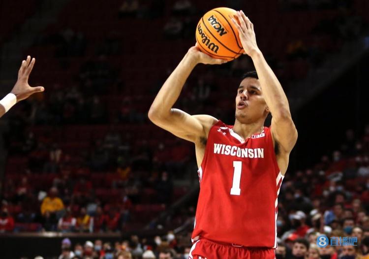 约翰尼-戴维斯：我和布克不但外型长得相似 球风也很像