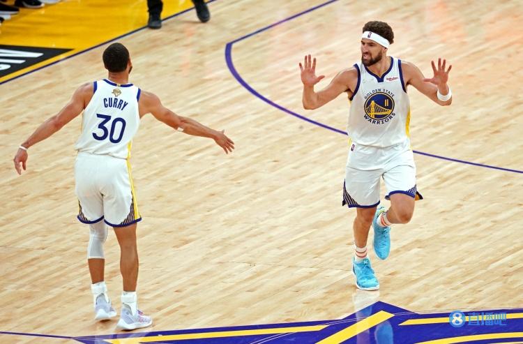 克莱：库里是有史以来最伟大的球员之一 他能做任何事尤其是投篮