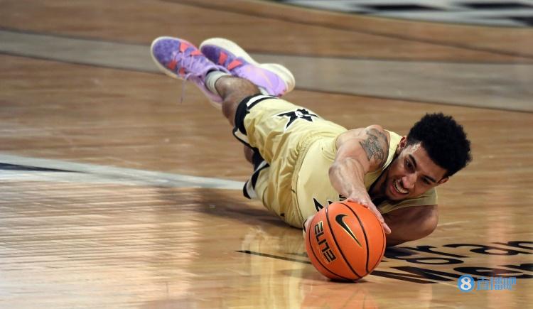 小皮蓬:我1v1打爆了我爹但他不承认 所以我们两年前就不再打了