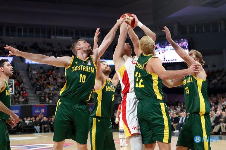 内线唯一支柱！周琦半场屡屡强攻砍下10分7板