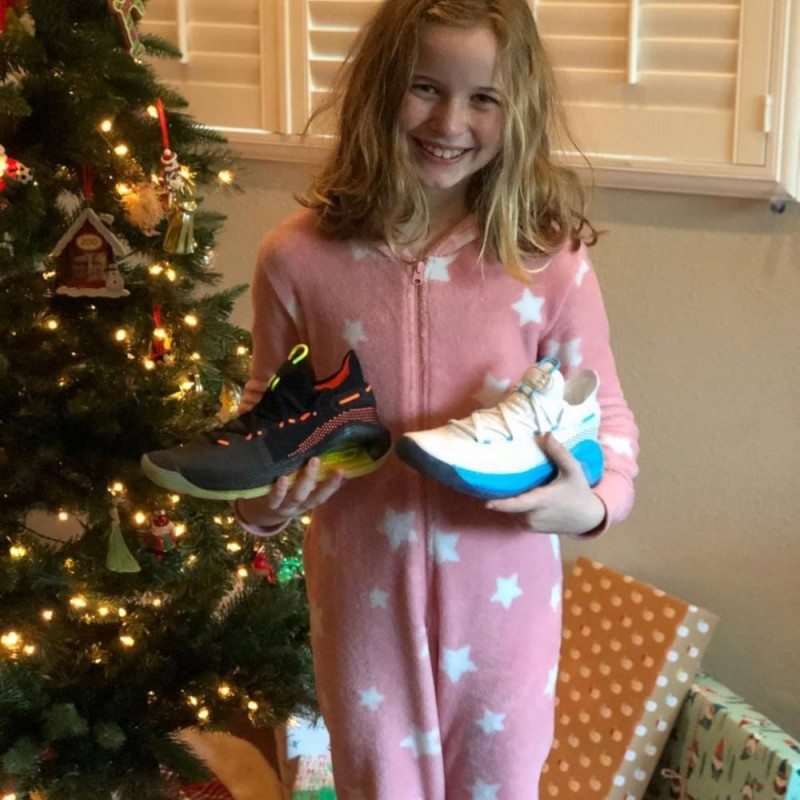 小女孩曾写信询问为何没有女孩鞋码!库里:很高兴再次见到莱莉!