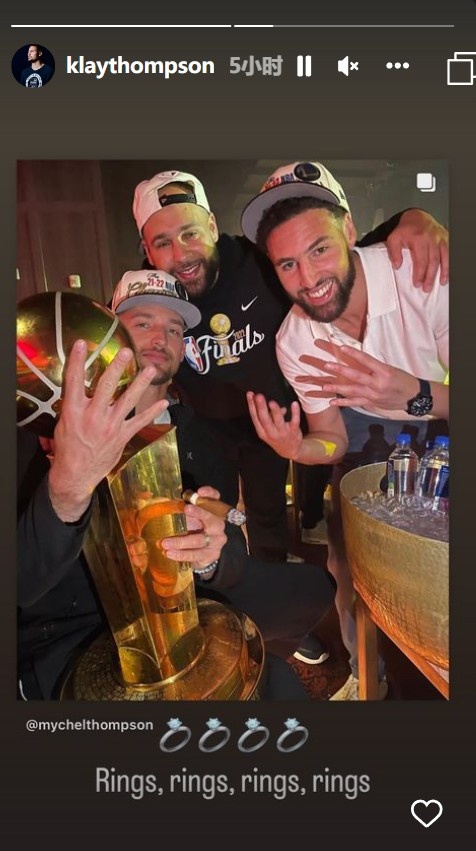 克莱晒三兄弟与奖杯的合照 并附上科比箴言:戒指戒指戒指戒指